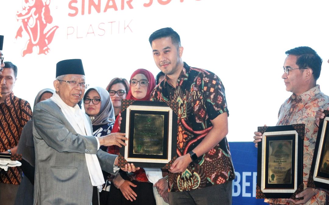 Sinar Joyoboyo Plastik Raih Penghargaan Halal Top Brand Award