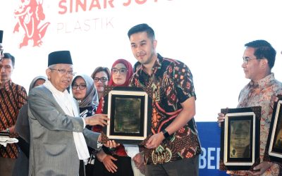 Sinar Joyoboyo Plastik Raih Penghargaan Halal Top Brand Award